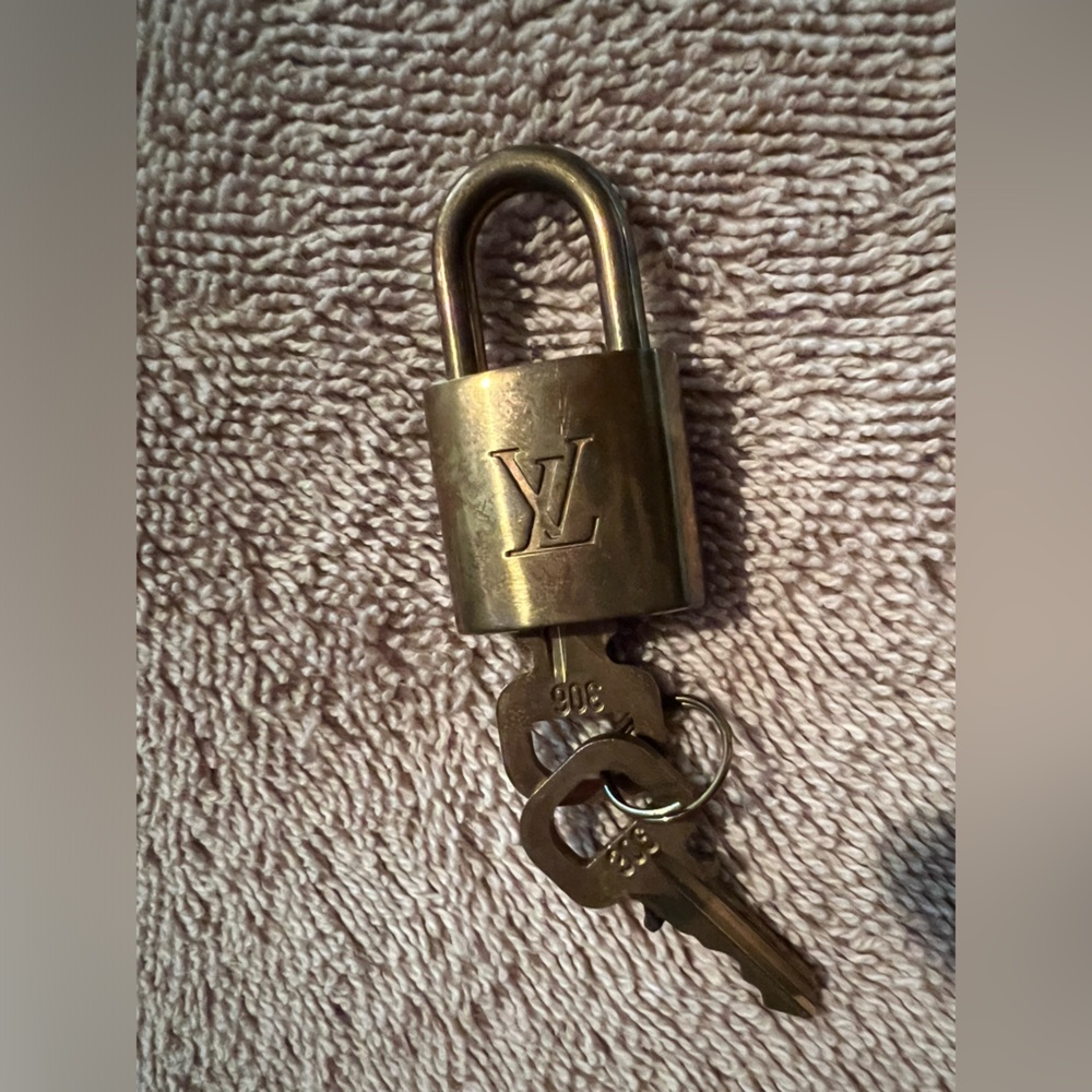 Vintage Louis Vuitton - purse lock with two keys